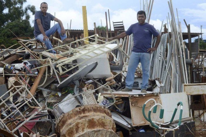  26/01/2023 Crédito: Marcelo Ferreira/CB/D.A. Press Brasília- DF - Colonia Agriculoa 26 de Setembro, Empresa Eco Ambiental faz reciclagem de lixo e ferros.  Sócios, João Batista Marcelino Costa (camisa polo) e Felix Ribeiro Pinto (camiseta)