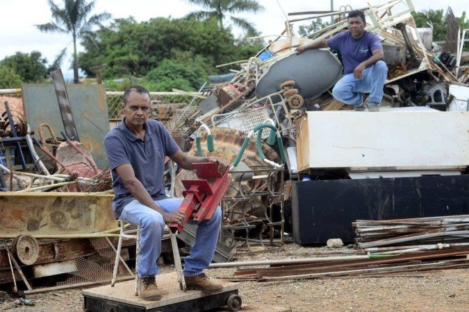  26/01/2023 Crédito: Marcelo Ferreira/CB/D.A. Press Brasília- DF - Colonia Agriculoa 26 de Setembro, Empresa Eco Ambiental faz reciclagem de lixo e ferros.  Sócios, João Batista Marcelino Costa (camisa polo) e Felix Ribeiro Pinto (camiseta)