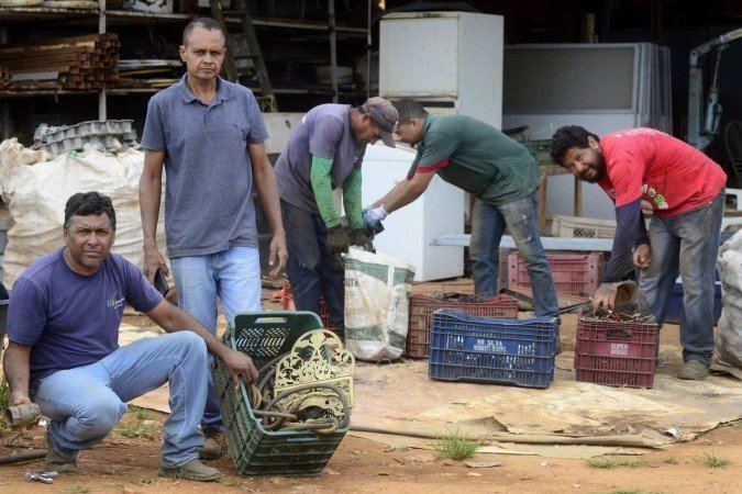 Colonia Agriculoa 26 de Setembro, Empresa Eco Ambiental faz reciclagem de lixo e ferros.  Sócios, João Batista Marcelino Costa (camisa polo) e Felix Ribeiro Pinto (camiseta)