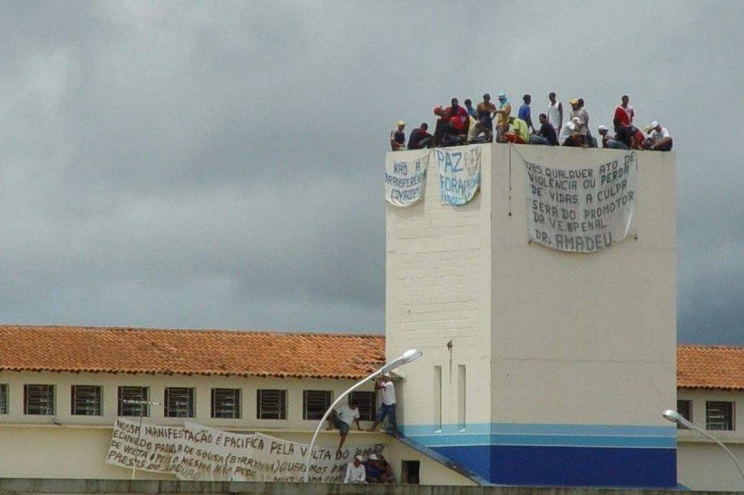  27/12/2005. Crédito: Rostand Agra/O Observador/AE. Brasil. Porto Velho - RO. Presos rebelados no alto do presidio Urso Branco em Porto Velho, Rondonia.        Caption 