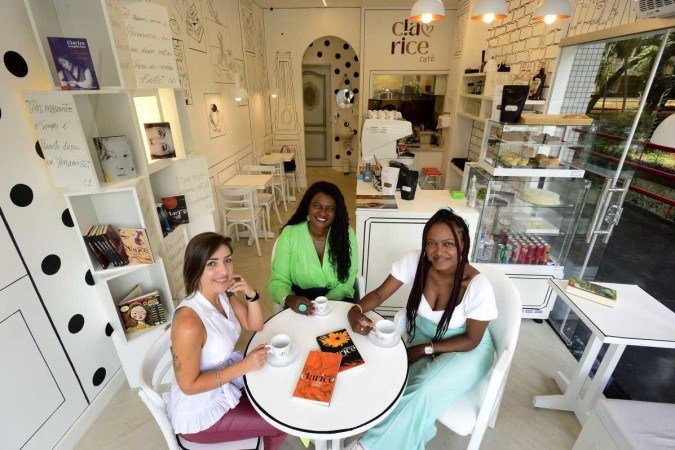 Greice (e) contou com a ajuda de Aline Silva (c) e Aila Haire para montar o café