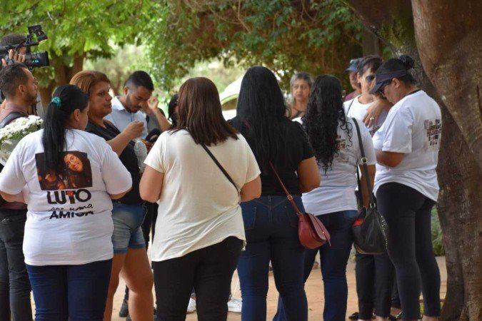 Cerca de 200 pessoas acompanham a cerimônia de despedida. - (crédito: Mariana Lins/CB) Cerca de 200 pessoas acompanham a cerimônia de despedida. - (crédito: Mariana Lins/CB)