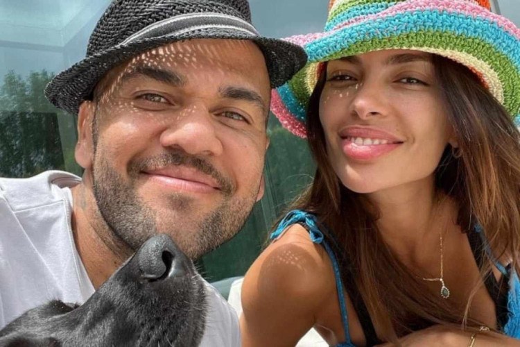 Mulher de Daniel Alves visita jogador no presídio em Barcelona, diz imprensa