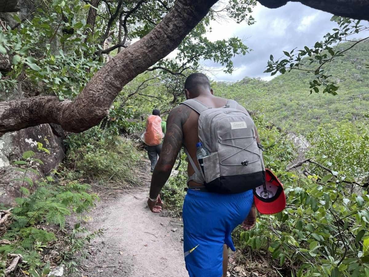 Água e lanche são indispensáveis na mochila para a trilha. 