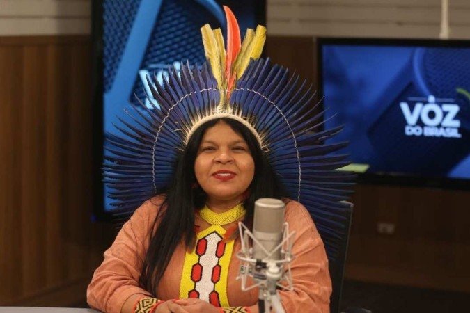  A ministra dos Povos Ind..genas, S..nia Guajajara, .. a entrevistada do programa A Voz do Brasil... 
    