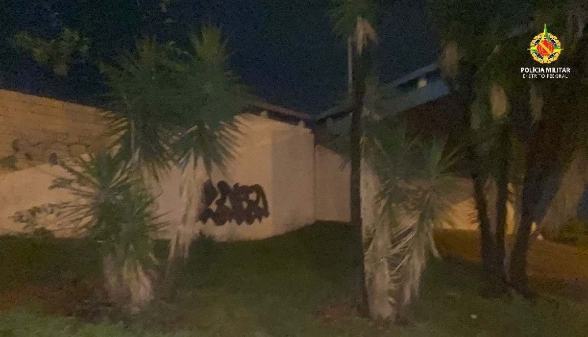 Professor é preso após ser flagrado pichando viaduto na L2 Norte