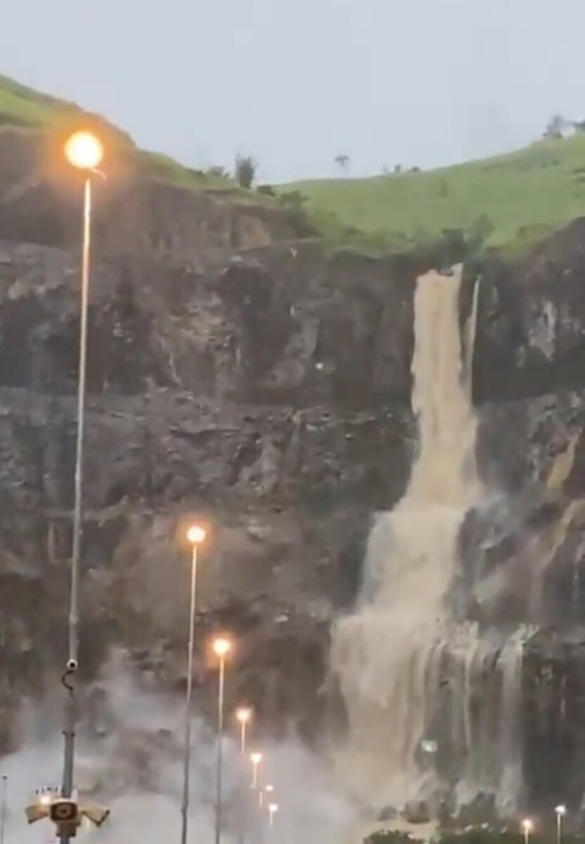 Vídeo: Chuva em Nova Iguaçu, no Rio cria 'catarata' próximo a shopping