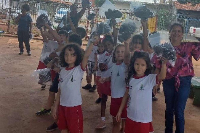 Professora Andréia Azenha Marques com alunos. Professora Andréia Azenha Marques com alunos.