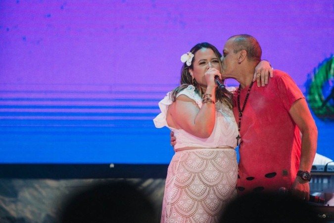 Amigos lamentam morte de Marcelo Sena. na foto, com a cantora Adriana Samartini