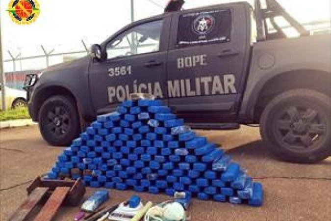 Procurado por homicídio é preso pela PMDF com 130 tabletes de maconha, na tarde do sábado (28/1), em Arniqueiras - (crédito: Divulgação/PMDF) Procurado por homicídio é preso pela PMDF com 130 tabletes de maconha, na tarde do sábado (28/1), em Arniqueiras - (crédito: Divulgação/PMDF)