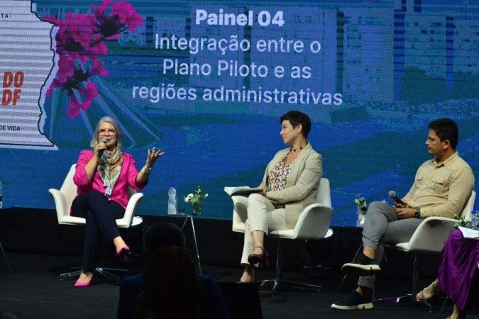 A secretária de Educação do DF, Hélvia Paranaguá; a atriz e embaixadora da paz, Maria Paula Fidalgo; e o CEO da MOAI, Vinícius Postai - (crédito: Carlos Vieira/CB/D.A.Press) A secretária de Educação do DF, Hélvia Paranaguá; a atriz e embaixadora da paz, Maria Paula Fidalgo; e o CEO da MOAI, Vinícius Postai - (crédito: Carlos Vieira/CB/D.A.Press)