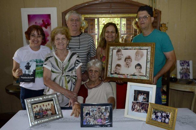 A professora Aparecida Emediato, com Leiliane (E); os filhos Tânia, Marcos e Rosana; e o neto Leandro
