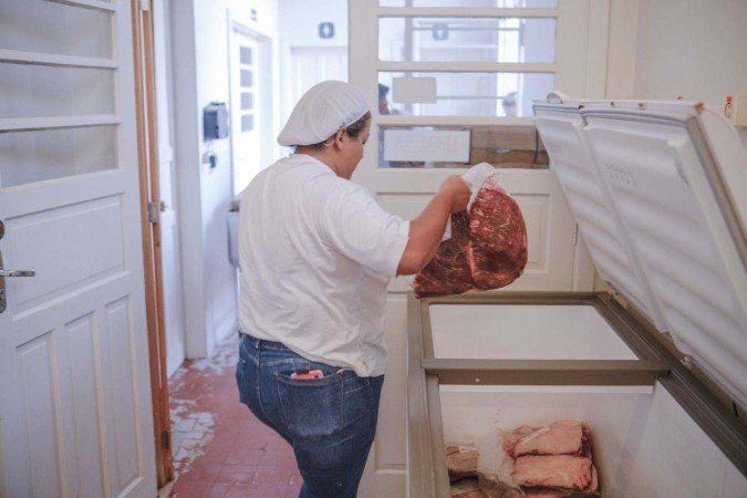 Funcionária da UEPG guarda em freezer picanha congelada que será servida aos alunos na volta às aulas -  (crédito: Fabio Ansolin/UEPG)