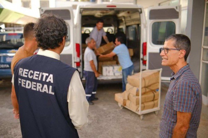 Funcion&aacute;rios da UEPG recebem as toneladas de picanha e camar&atilde;o, fruto de apreens&atilde;o da Receita Federal 