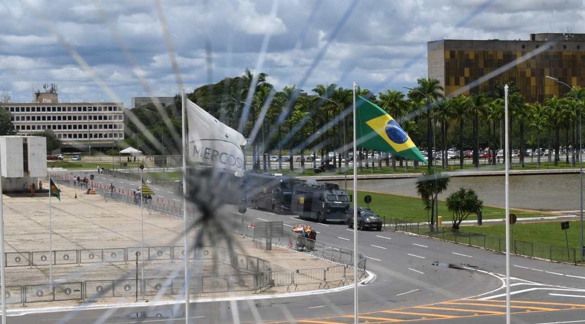  31/01/2023 Crédito: Ed Alves/CB. Politica. Força Nacional na Praça dos 3 Poderes - Segurança no Congresso Nacional. Vidro do Palacio do Planalto brincado com o STF no fundo. 