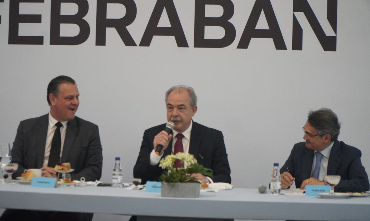 Após encontro com Febraban, Mercadante defende redução na TLP