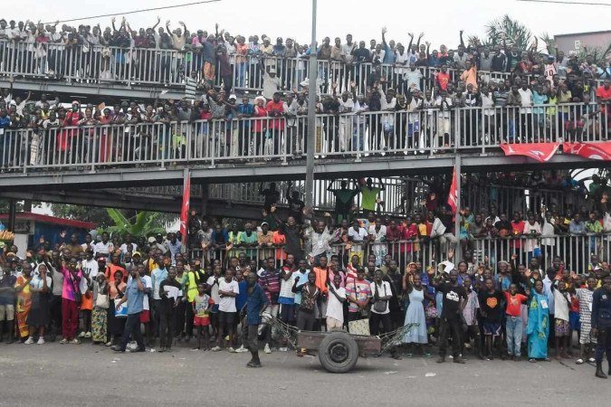 Moradores de Kinshasa se amontoam em viaduto, à espera da passagem da comitiva de Francisco: viagem simbólica 