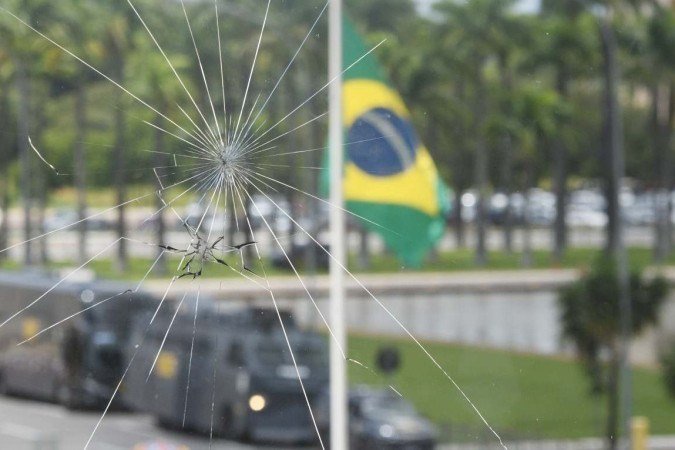 31/01/2023 Crédito: Ed Alves/CB. Politica. Força Nacional na Praça dos 3 Poderes - Segurança no Congresso Nacional. Vidro do Palacio do Planalto brincado com o STF no fundo. - (crédito: Ed Alves/CB) 31/01/2023 Crédito: Ed Alves/CB. Politica. Força Nacional na Praça dos 3 Poderes - Segurança no Congresso Nacional. Vidro do Palacio do Planalto brincado com o STF no fundo. - (crédito: Ed Alves/CB)