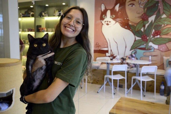 Beatriz Oliveira é estudante de medicina veterinária e, no Betina Cat Café, é assistente dos gatos
