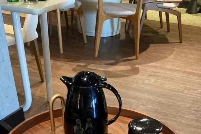 Destacada no centro, uma mesinha de apoio é um elementos primordiais para uma boa xícara e uma boa conversa. 