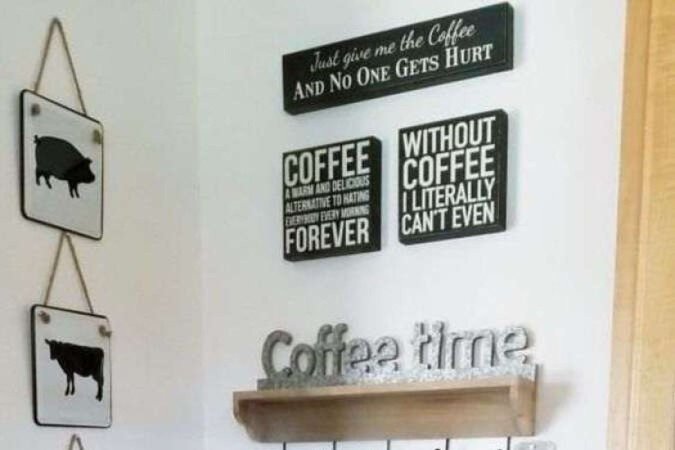 Quadros e plantas ajudam a criar um bonito cantinho do café na sua casa 