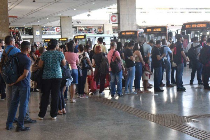 Por dia, circulam cerca de 800 mil pessoas pela rodoviária do Plano Piloto. - (crédito: Mariana Lins ) Por dia, circulam cerca de 800 mil pessoas pela rodoviária do Plano Piloto. - (crédito: Mariana Lins )