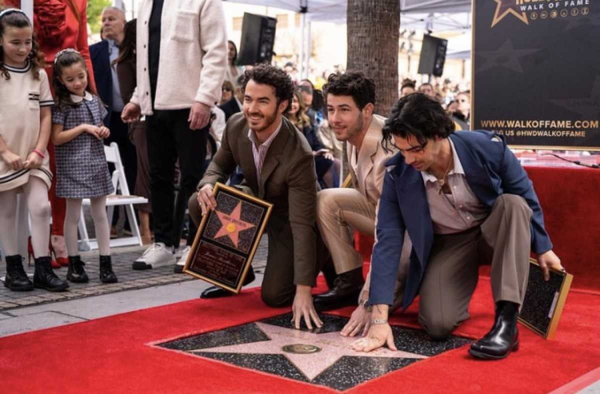 Jonas Brothers anunciam álbum inspirado em Bee Gees