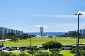 Com Esplanada bloqueada, motoristas enfrentam lentidão nas vias S2 e N2 -  (crédito: Júlia Eleutério/CB/D.A. Press)