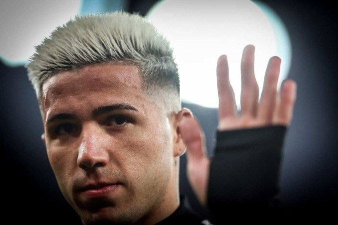 Destaque da última Copa do Mundo, Enzo Fernández é comprado pelo Chelsea no último dia da janela europeia - (crédito: AFP) Destaque da última Copa do Mundo, Enzo Fernández é comprado pelo Chelsea no último dia da janela europeia - (crédito: AFP)