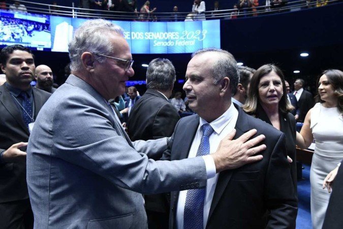 Renan, um dos articuladores da candidatura de Rodrigo Pacheco, cumprimenta Rogério Marinho, um dos adversários na disputa pelo comando do Senado - (crédito: Geraldo Magela/Agência Senado) Renan, um dos articuladores da candidatura de Rodrigo Pacheco, cumprimenta Rogério Marinho, um dos adversários na disputa pelo comando do Senado - (crédito: Geraldo Magela/Agência Senado)