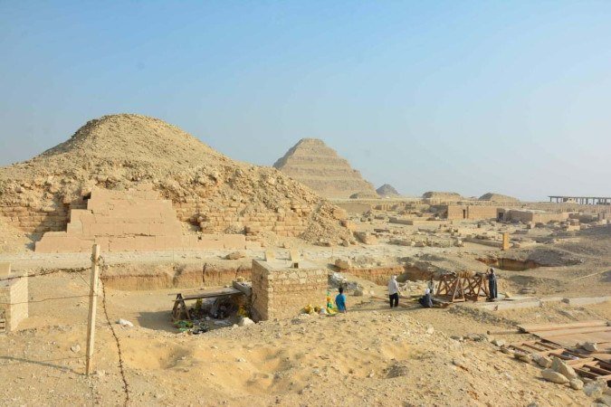 A área de escavação do Saqqara Saite Tombs Project, com vista para a pirâmide de Unas e a pirâmide de degraus de Djoser voltada para o noroeste