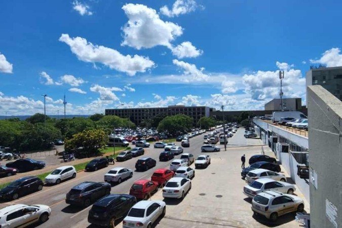 Com Esplanada bloqueada, motoristas enfrentam lentidão nas vias S2 e N2