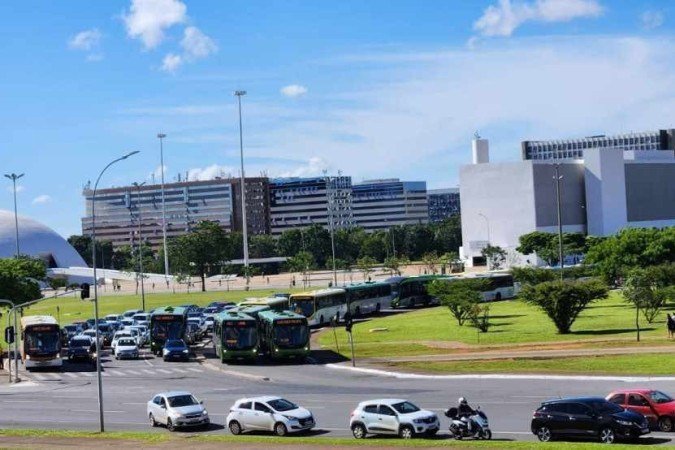 Com Esplanada bloqueada, motoristas enfrentam lentidão nas vias S2 e N2