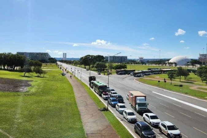 Com Esplanada bloqueada, motoristas enfrentam lentidão nas vias S2 e N2