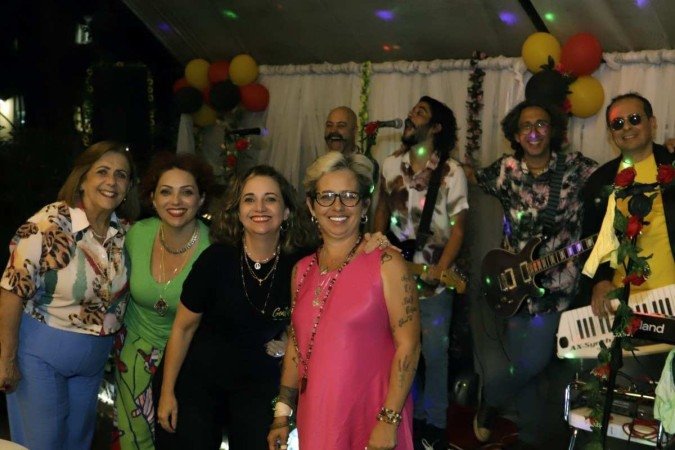 Sara Gentil (e), com as filhas, Patrícia, Cristine  e Michelle,  durante comemoração 
de aniversário do café com 
a banda Brega & Rosas 