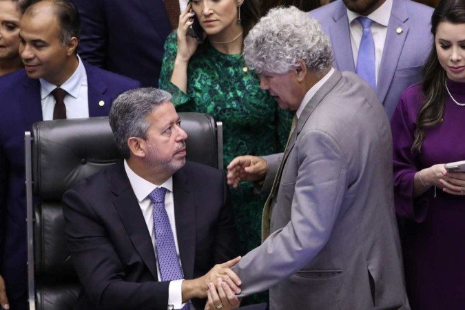 Chico Alencar conversa com Arthur Lira durante a posse de deputados federais - (crédito: Bruno Spada/Câmara dos Deputados) Chico Alencar conversa com Arthur Lira durante a posse de deputados federais - (crédito: Bruno Spada/Câmara dos Deputados)