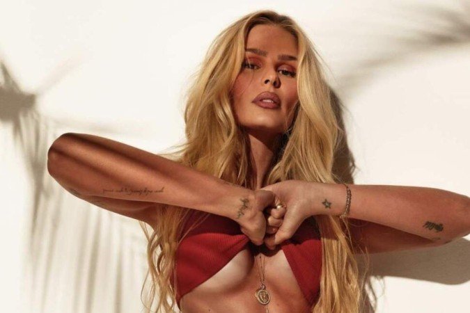 Yasmin e seus looks de praia com body chain