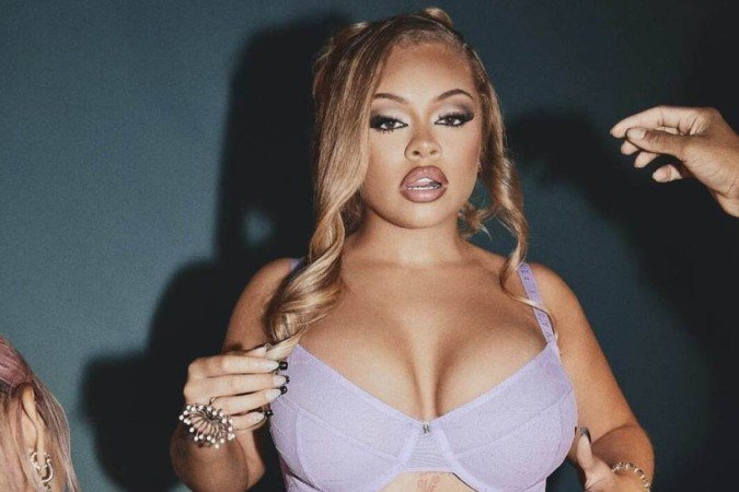 Além de fazer parte dos looks da própria cantora, o body chain é muito usado nas produções da marca de Rihanna, a Savage x Fenty