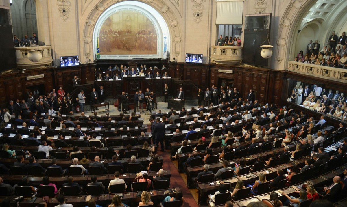 Rio: deputados estaduais eleitos tomam posse na Alerj