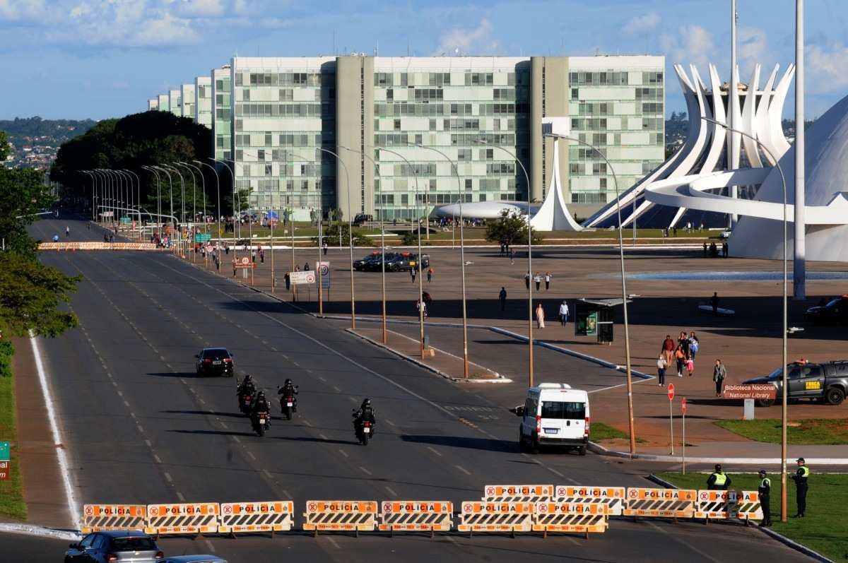 Deputados articulam PEC que manda militares em cargos públicos para reserva