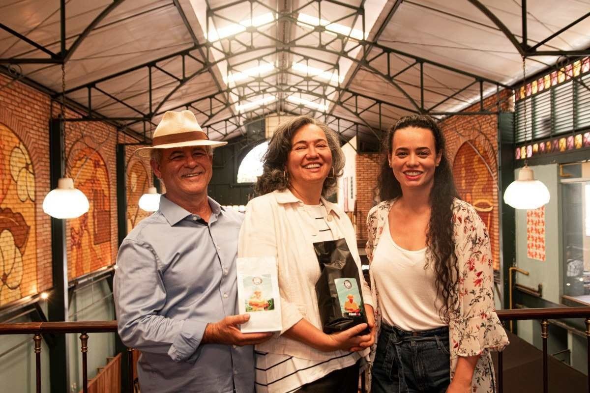 Maria Tereza (D), com os pais, dona Lu e seu Marcus, no Mercado do Café Maria Tereza (D), com os pais, dona Lu e seu Marcus, no Mercado do Café