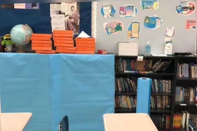 Uma professora do condado de Manatee registrou a parte da estante escondida por um pano - (crédito: Tamara Solum via The Post/Reprodução) Uma professora do condado de Manatee registrou a parte da estante escondida por um pano - (crédito: Tamara Solum via The Post/Reprodução)