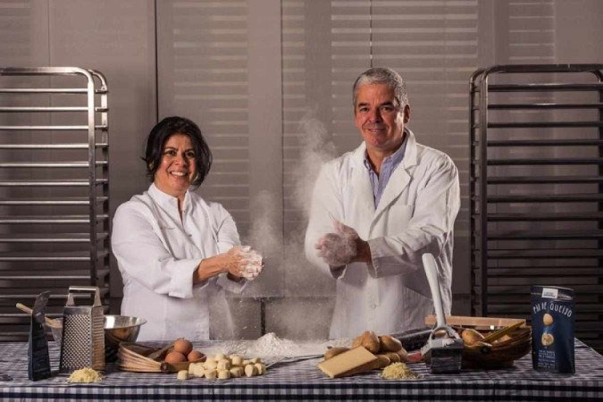 Radicados na Suíça há 20 anos, o casal de brasileiros Alexandre e Jussara Gusmão aproveitou a principal e mais famosa matéria-prima do país para produzir pães de queijo à moda mineira. O sucesso entre os amigos foi tanto que eles decidiram comercializar a iguaria e, hoje, abastecem o mercado local. O próximo passo é seduzir o paladar dos alemães e popularizar a marca em outros países europeus. -  (crédito: Arquivo pessoal)