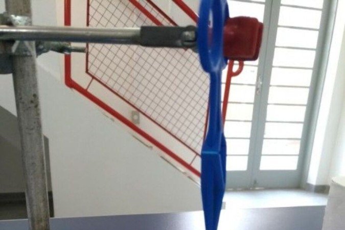 Esmalte de unha, fita adesiva de cobre e isolante fazem parte dos componentes do sensor brasileiro