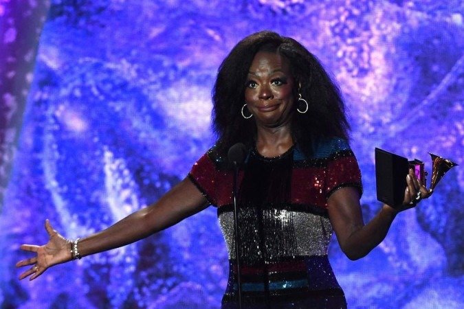 US actress Viola Davis accepts the award for Best Audio Book, Narration, and Storytelling Recording for her memoir Finding Me during the pre-telecast show of the 65th Annual Grammy Awards at the Crypto.com Arena in Los Angeles on February 5, 2023. (Photo by VALERIE MACON / AFP)
- (crédito: AFP) US actress Viola Davis accepts the award for Best Audio Book, Narration, and Storytelling Recording for her memoir Finding Me during the pre-telecast show of the 65th Annual Grammy Awards at the Crypto.com Arena in Los Angeles on February 5, 2023. (Photo by VALERIE MACON / AFP)
- (crédito: AFP)