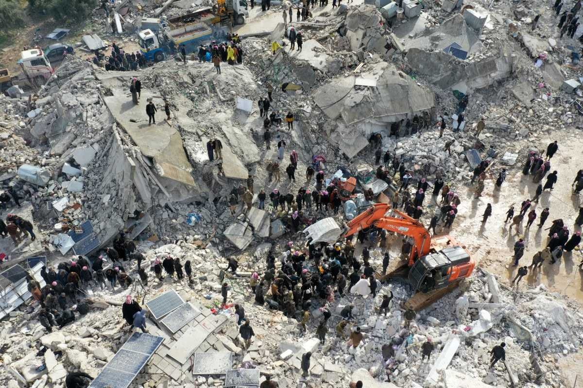 Forte terremoto deixa mais de 1,5 mil mortos na Turquia e na Síria