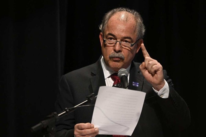 O presidente do Banco Nacional de Desenvolvimento Econômico e Social (BNDES), Aloizio Mercadante, disse nesta terça-feira (12/11) que a retomada do grau de investimento deve ser colocada como meta -  (crédito:  AFP)