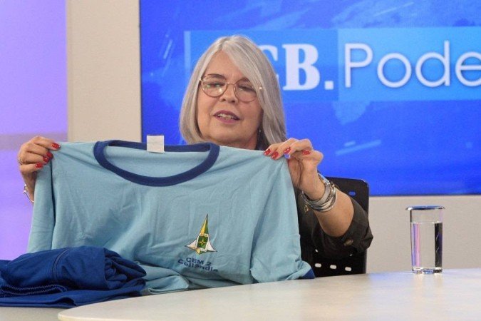  06/02/2023 Credito: Ed Alves/CB/DA.Press. Cidades. CB.Poder  recebe Hélvia Paranaguá, secretaria de Educação do DF. Na bancada Adriana Bernardes. E o novo Uniforme da Rede Publica de Ensino. 