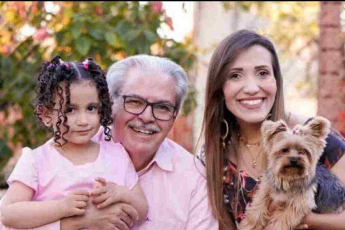 Luís Cláudio Martinez, 60, com a filha Daniele Martinez, 34, e a neta Luísa Martinez, 4
