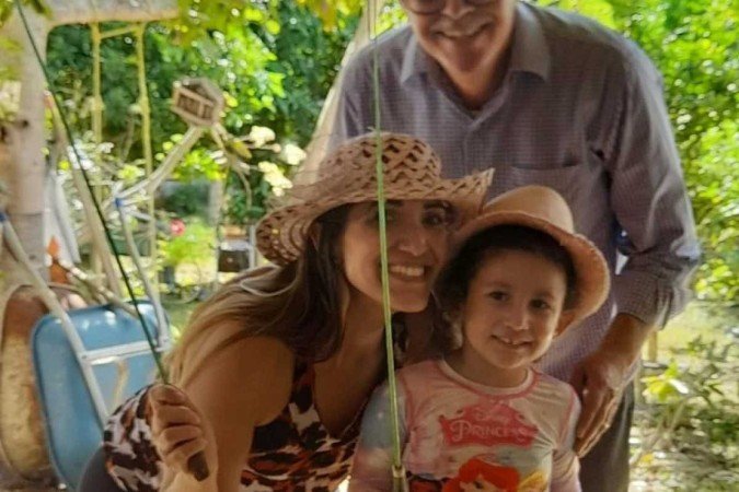 Luís Cláudio Martinez, 60, com a filha Daniele Martinez, 34, e a neta Luísa Martinez, 4